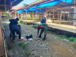 Babinsa Koramil 02/Dua Boccoe Dim 1407/Bone Laksanakan Karya Bakti Bersama Warga Di Pasar Kelurahan Unyi