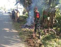 Babinsa Koramil 18/Kajuara dan Warga Desa Lemo Gelar Kerja Bakti Bersihkan Bahu Jalan
