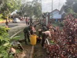 PERSONEL KORAMIL 1407-11/BAREBBO BERSAMA GURU DAN SISWA LAKSANAKAN KARYA BAKTI PEMBERSIHAN SELOKAN DI DEPAN SEKOLAH