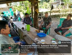 Babinsa Koramil 21/Palakka Kodim 1407/Bone Laksanakan Komsos Tingkatkan Kebersamaan Dan Sinergitas Di Desa Binaan