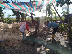 Babinsa Kodim 1407/Bone Koramil 13/Sibulue Bantu Warga Bangun Talud Persawahan Di Desa Tadang Palie