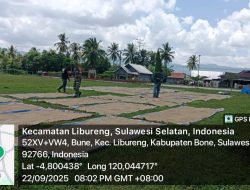 Bantu Warga Jemur Padi, Babinsa Koramil 14/Libureng Tunjukkan Kepedulian Terhadap Warga Binaan