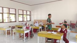 Babinsa Koramil 1407-17/Salomekko Laksanakan Komsos Dan Berikan Motivasi Kepada Siswa SDN 255 Desa Ulubalang