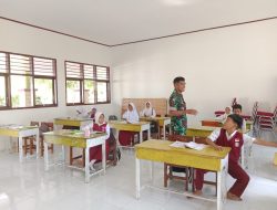 Babinsa Koramil 1407-17/Salomekko Laksanakan Komsos Dan Berikan Motivasi Kepada Siswa SDN 255 Desa Ulubalang