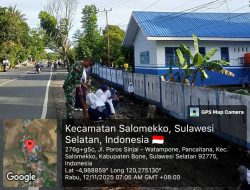Babinsa Koramil 1407-17/Salomekko Ajak Siswa-Siswi SMPN 1 Salomekko Gelar Kerja Bakti Di Lingkungan Sekolah